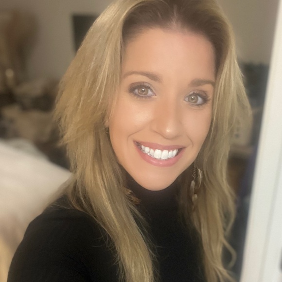 Meet your Posher, Nicole - Picture 2 of 2